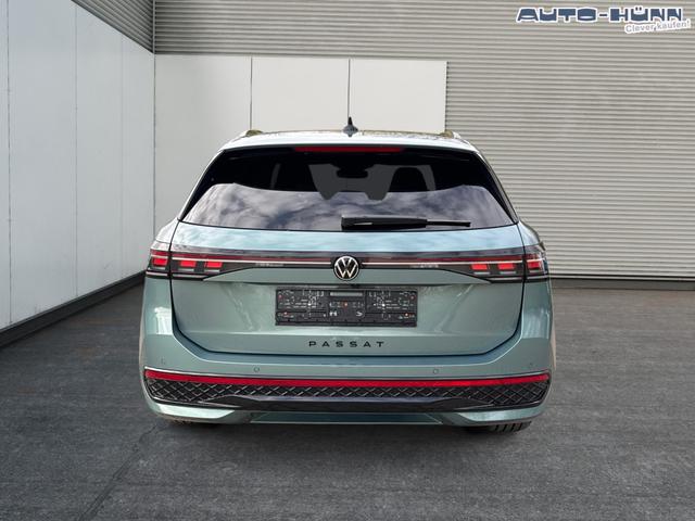 Volkswagen / Passat Variant / Grün / / / 4WD+BLACK+PANO+AHK+DCC+MATRIX+HARMAN