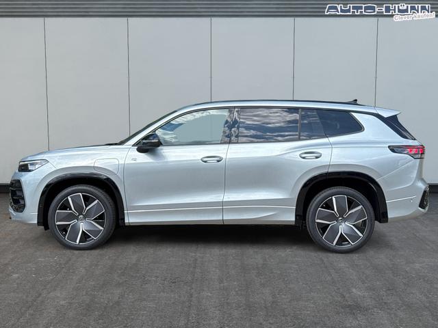 Volkswagen / Tayron / Silber / / / PLUG-IN+PANO+AHK+HuD+MATRIX+360 KAM+20ALU+ACC+eHK+BLACK STYLE