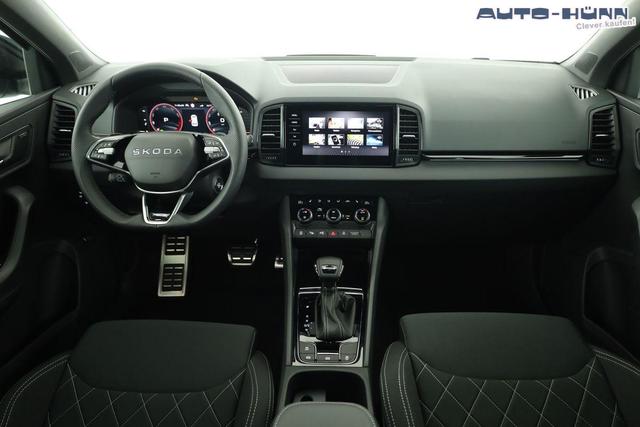 Skoda Karoq Sportline 1.5 TSI DSG Sportline, AHK, Navi, CANTON, Matrix, AreaView, Side, Kamera, el. Klappe, FS-beheizbar 