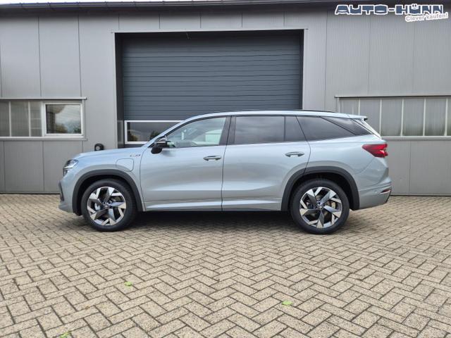 Skoda Kodiaq Sportline 1.5 TSI 204PS PHEV DSG schwenkb. AHK elektr. PanoDach HUD Alcantara PDC v+h 360&deg;Kamera CANTON Sound Klimaautomatik Sitzheizung Lenkradheizung Navi Apple CarPlay Android Auto 2xKeyless 19"LM vollelektr. Reichweite 116KM 