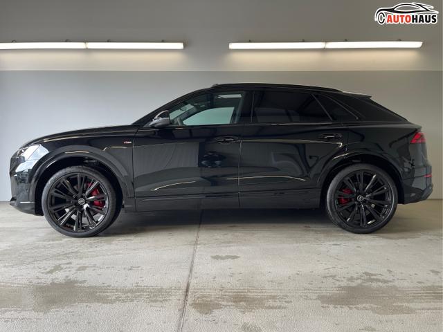 Audi / Q8 / Schwarz / / / S line STHZ+Pano+AHK+HUD