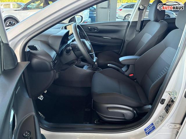 Hyundai BAYON Premium 1.2 MPI / Navi Sitz + Lenkradheizung R&uuml;ckfahrkamera Tempomat Klimaautomatik Alu 16" 