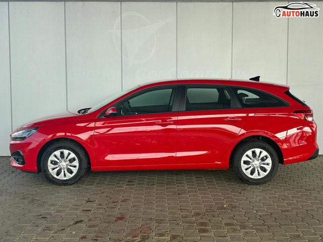 Hyundai i30 Kombi Comfort 1.5 GDI 95PS 6MT Navi / PDC V&H. m. Kamera LED Nebel 