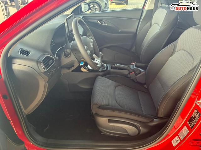 Hyundai i30 Kombi Comfort 1.5 GDI 95PS 6MT Navi / PDC V&H. m. Kamera LED Nebel 