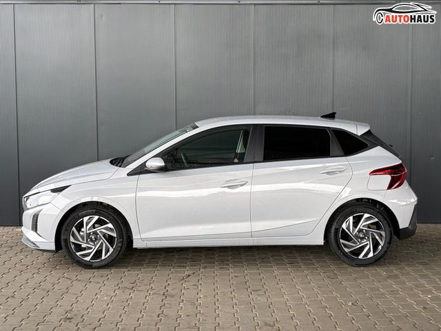 Hyundai i20 Pure 1.2 MPI / Navi PDC Hinten + Kamera Abgedunkelte Scheiben Tempomat Alu 16" 