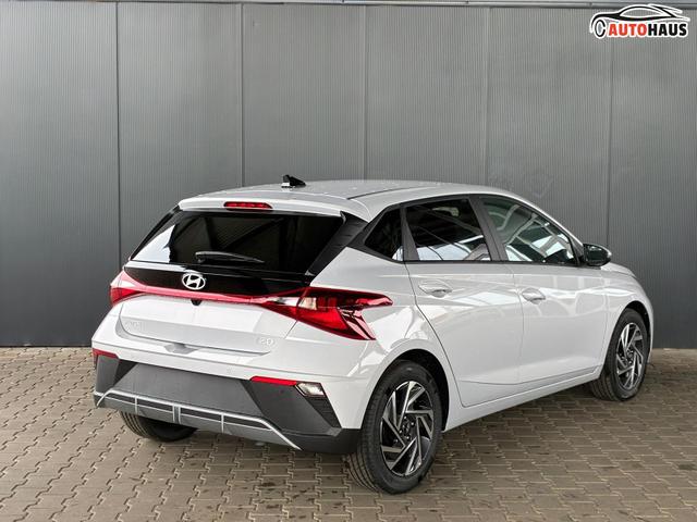 Hyundai i20 Pure 1.2 MPI / Navi PDC Hinten + Kamera Abgedunkelte Scheiben Tempomat Alu 16" 