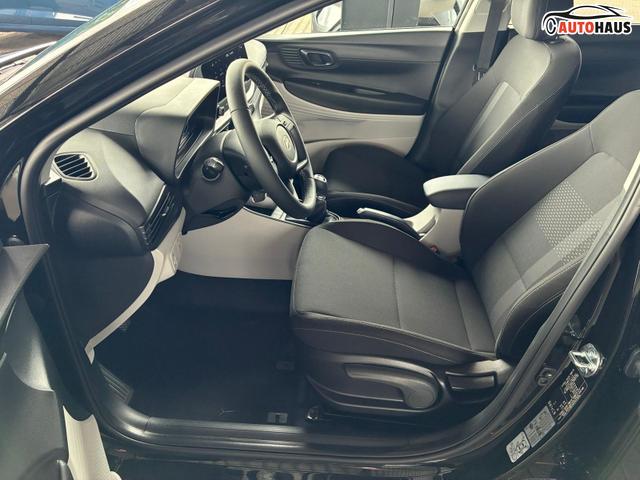 Hyundai i20 Pure 1.2 MPI / Navi PDC Hinten + Kamera Abgedunkelte Scheiben Tempomat Alu 16" 