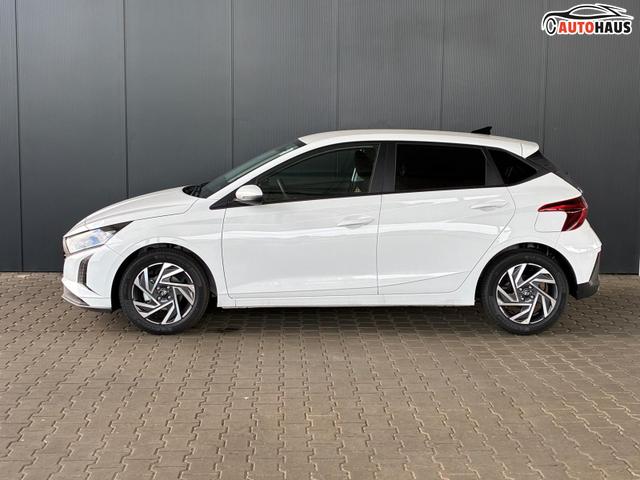 Hyundai i20 Pure 1.2 MPI / Navi PDC Hinten + Kamera Abgedunkelte Scheiben Tempomat Alu 16" 