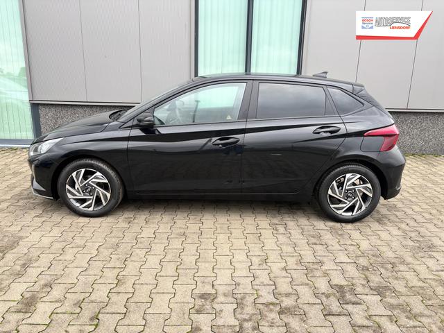 Hyundai i20 Family 1.2i 79PS, SCHWARZ-METALLIC, 16" ALUFELGEN, 5 Jahre Garantie, WINTER-PAKET, KLIMAAUTOMATIK, Abgedunkelte Scheiben, NAVIGATION 10,25", Parksensoren hinten, Rückfahrkamera, Alarm, Lederlenkrad, Tempomat, Armlehne vorne, Reserverad 