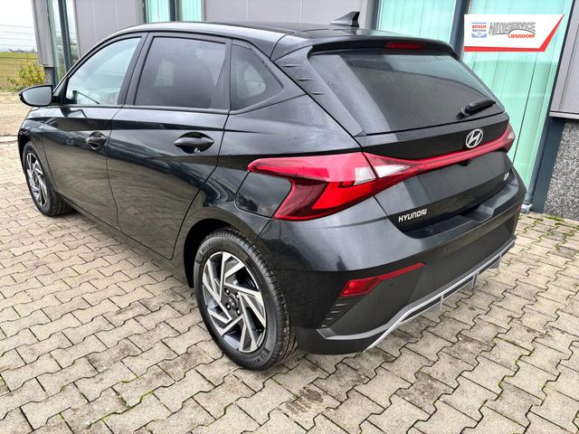 Hyundai i20 Family 1.2i 79PS, SCHWARZ-METALLIC, 16" ALUFELGEN, 5 Jahre Garantie, WINTER-PAKET, KLIMAAUTOMATIK, Abgedunkelte Scheiben, NAVIGATION 10,25", Parksensoren hinten, Rückfahrkamera, Alarm, Lederlenkrad, Tempomat, Armlehne vorne, Reserverad 