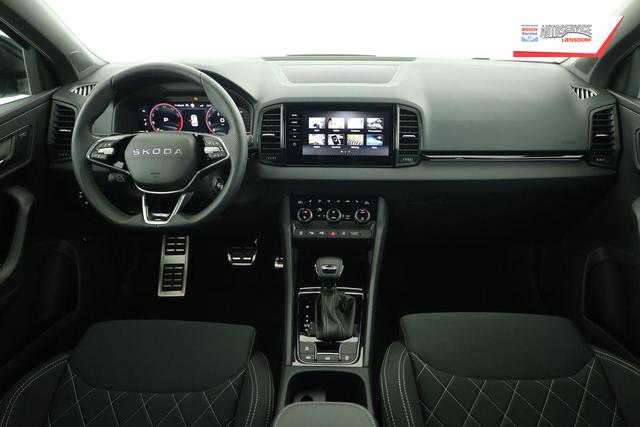 Skoda Karoq Sportline 1.5 TSI DSG Sportline, AHK, Navi, CANTON, Matrix, AreaView, Side, Kamera, el. Klappe, FS-beheizbar 