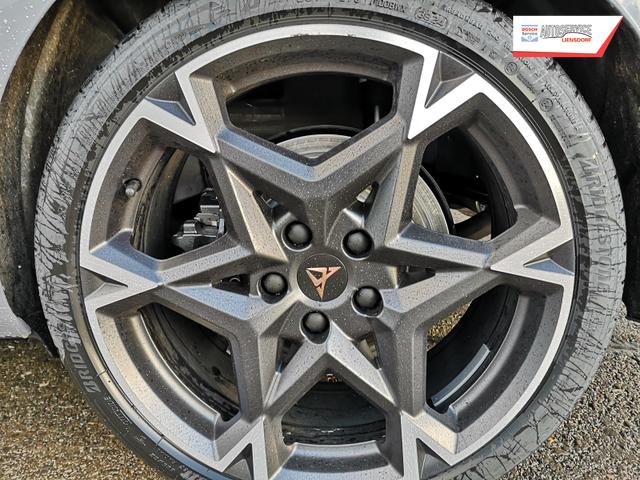 Cupra Leon Sportstourer 2.0 TSI 245 kW 4Drive VZ Kombi 2.0TSI DSG 4x4 AHK GV5 LED el. Hk Pano 