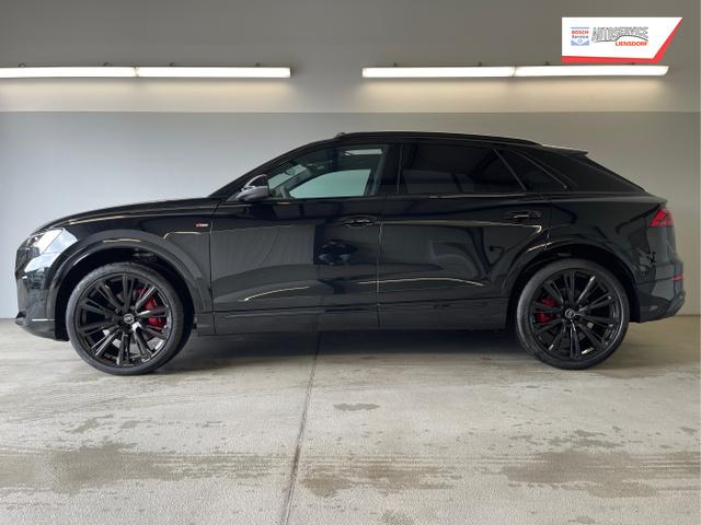 Audi / Q8 / Schwarz / / / S line STHZ+Pano+AHK+HUD
