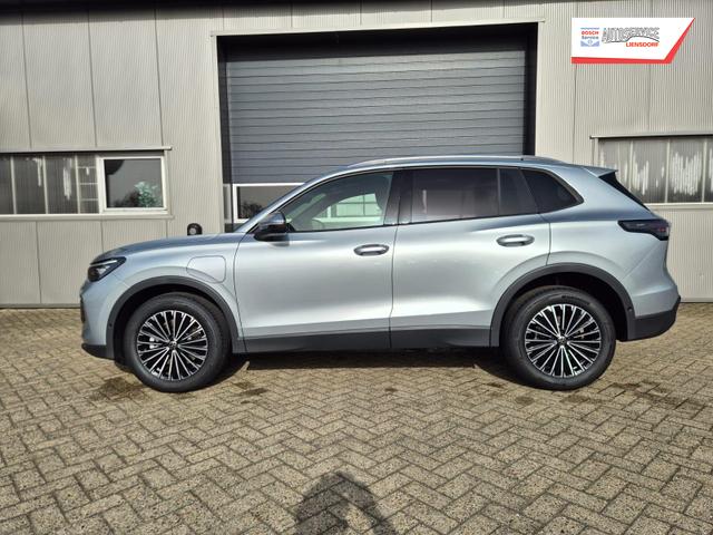 Volkswagen Tiguan Life 1,5 l eHybrid OPF 204PS DSG Design Paket "Dark" LED-Plus-Scheinw. elektr. Heckklappe Sitzheizung v+h Lenkradheizung Frontscheibe beheizb. R&uuml;ckf.Kamera Klimaautomatik VW-Radio Bluetooth wireless Apple CarPlay + Android Auto PDC ACC 2xKeyl 