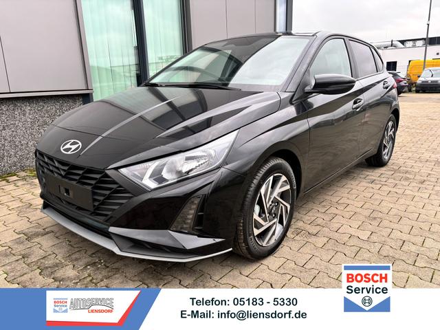 Hyundai i20 - Family 1.2i 79PS, SCHWARZ-METALLIC, 16" ALUFELGEN, 5 Jahre Garantie, WINTER-PAKET, KLIMAAUTOMATIK, Abgedunkelte Scheiben, NAVIGATION 10,25", Parksensoren hinten, Rückfahrkamera, Alarm, Lederlenkrad, Tempomat, Armlehne vorne, Reserverad