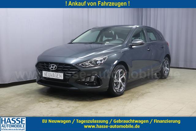 Hyundai i30 - Comfort 1.0 T-GDi 7DCT FL, DCT Automatikgetriebe, Klimaanlage, Sitzheizung, Lederlenkrad, Radio DAB, Freisprecheinrichtung, Lichtsensor, Tempomat, Einparkhilfe hinten, Nebelscheinwerfer, 16 Zoll Leichtmetallfelgen, uvm.