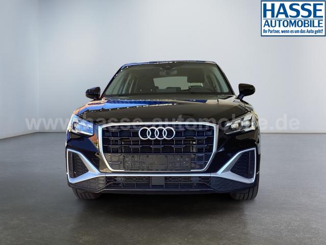 Audi / Q2 / Schwarz / / / 