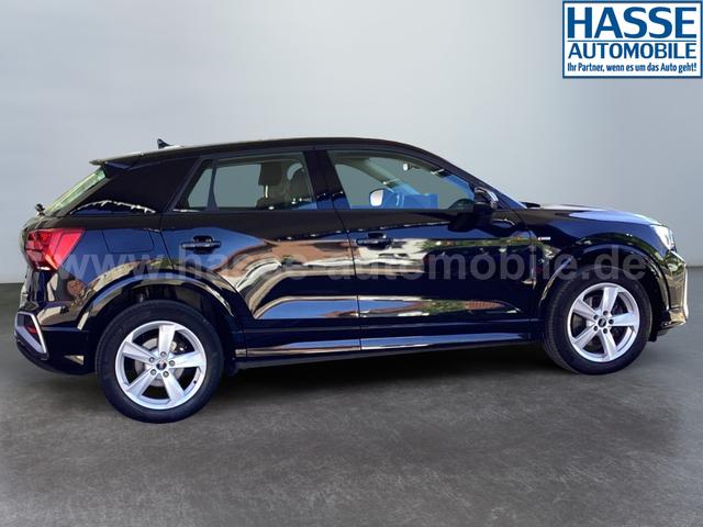 Audi / Q2 / Schwarz / / / 