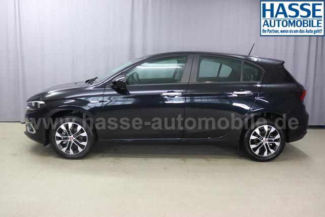 Tipo 5-Türer MY22 TIPO 5-Türer City Life Hybrid 1.5 GSE 96kW (130PS) DCT718 - Cinema Schwarz 645 - Stoff Schwarz "316 Rückfahrkamera mit dynamischen Führungslinien 452 Sitzheizung vorn 5CD Cinema Schwarz 7QC Uconnect™ NAV Navigationssystem und digitalem Audioempfang DAB+"