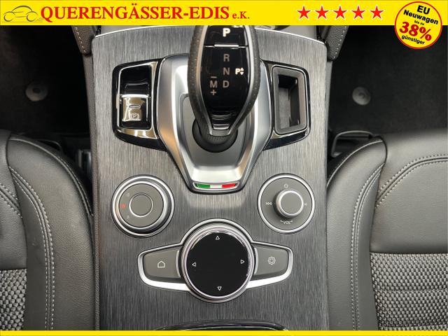 Alfa Romeo / Stelvio / Silber / / / 