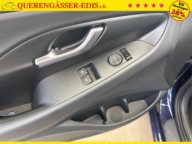Hyundai / i30 / Blau / / / NAVI SHZ RFK PDC v+h 