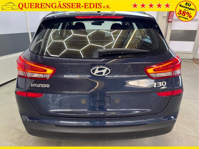 Hyundai / i30 / Blau / / / NAVI SHZ RFK PDC v+h 