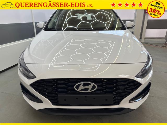 Hyundai / i30 / Weiß / / / NAVI SHZ RFK PDC v+h 