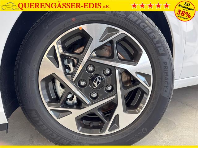 Hyundai / i30 / Weiß / / / NAVI SHZ RFK PDC v+h 