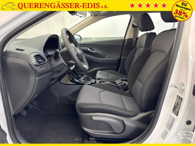 Hyundai / i30 / Weiß / / / NAVI SHZ RFK PDC v+h 