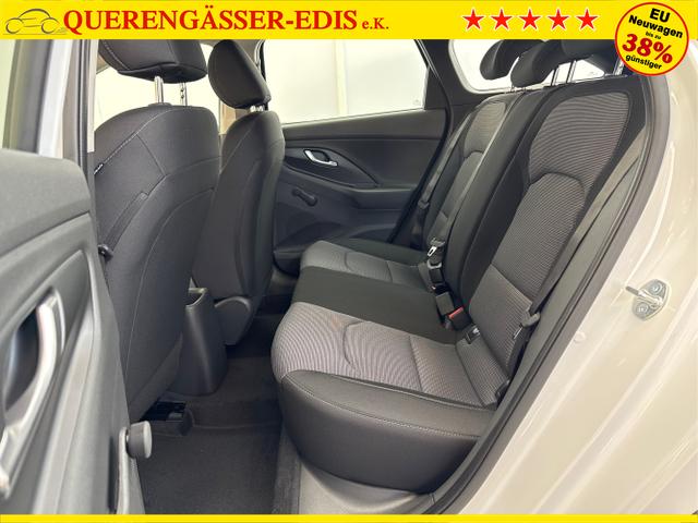Hyundai / i30 / Weiß / / / NAVI SHZ RFK PDC v+h 