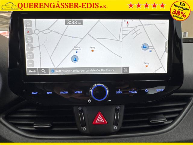 Hyundai / i30 / Weiß / / / NAVI SHZ RFK PDC v+h 