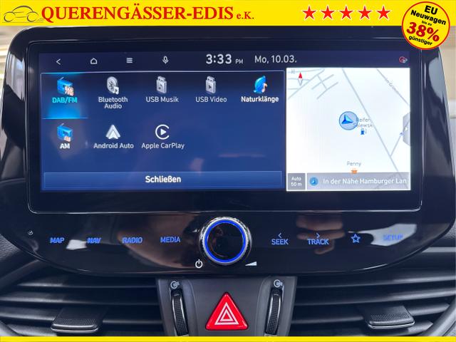 Hyundai / i30 / Weiß / / / NAVI SHZ RFK PDC v+h 