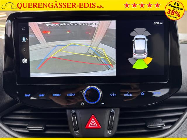 Hyundai / i30 / Weiß / / / NAVI SHZ RFK PDC v+h 