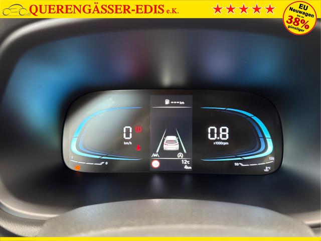 Hyundai / i30 / Weiß / / / NAVI SHZ RFK PDC v+h 
