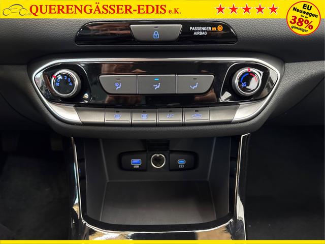 Hyundai / i30 / Weiß / / / NAVI SHZ RFK PDC v+h 