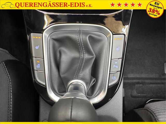 Hyundai / i30 / Weiß / / / NAVI SHZ RFK PDC v+h 