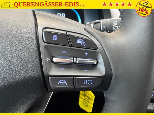 Hyundai / i30 / Weiß / / / NAVI SHZ RFK PDC v+h 