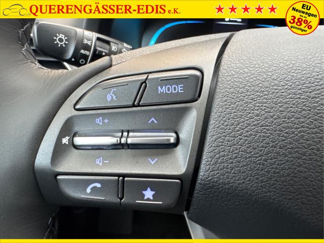 Hyundai / i30 / Weiß / / / NAVI SHZ RFK PDC v+h 