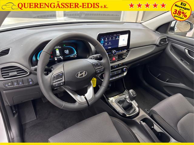 Hyundai / i30 / Weiß / / / NAVI SHZ RFK PDC v+h 