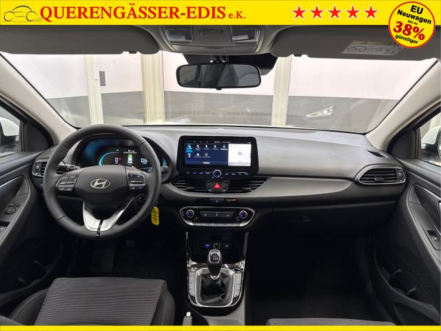 Hyundai / i30 / Weiß / / / NAVI SHZ RFK PDC v+h 