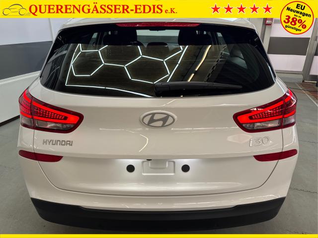 Hyundai / i30 / Weiß / / / NAVI SHZ RFK PDC v+h 