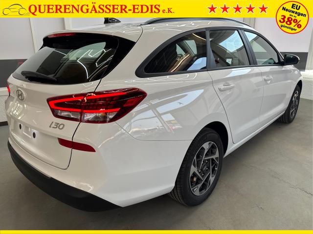 Hyundai / i30 / Weiß / / / NAVI SHZ RFK PDC v+h 