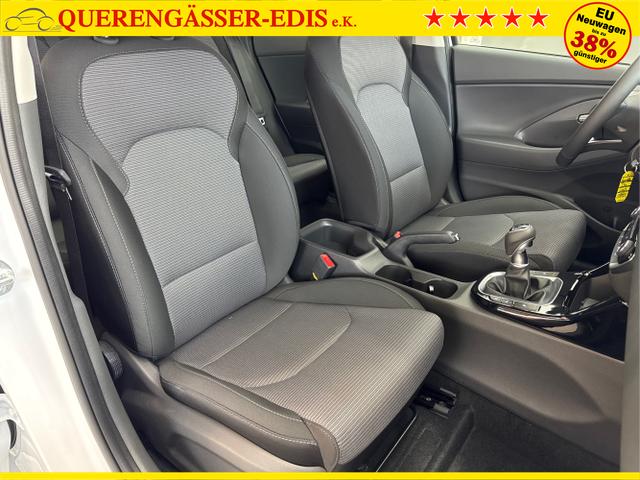 Hyundai / i30 / Weiß / / / NAVI SHZ RFK PDC v+h 