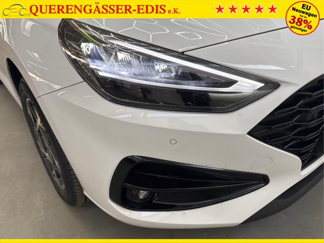 Hyundai / i30 / Weiß / / / NAVI SHZ RFK PDC v+h 