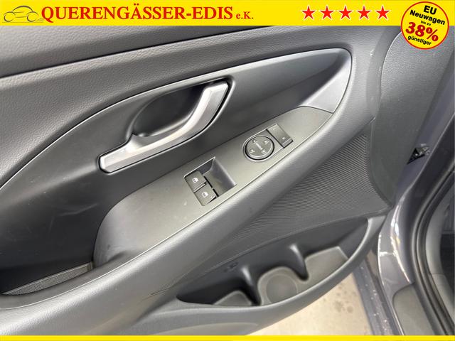 Hyundai / i30 / Grau / / / NAVI RFK LED PDC v+h