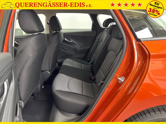 Hyundai / i30 / Orange / / / NAVI RFK LED PDC v+h