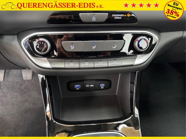 Hyundai / i30 / Orange / / / NAVI RFK LED PDC v+h