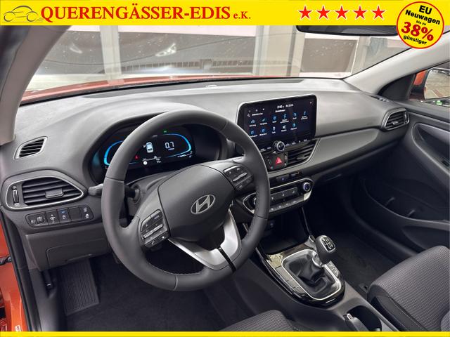 Hyundai / i30 / Orange / / / NAVI RFK LED PDC v+h
