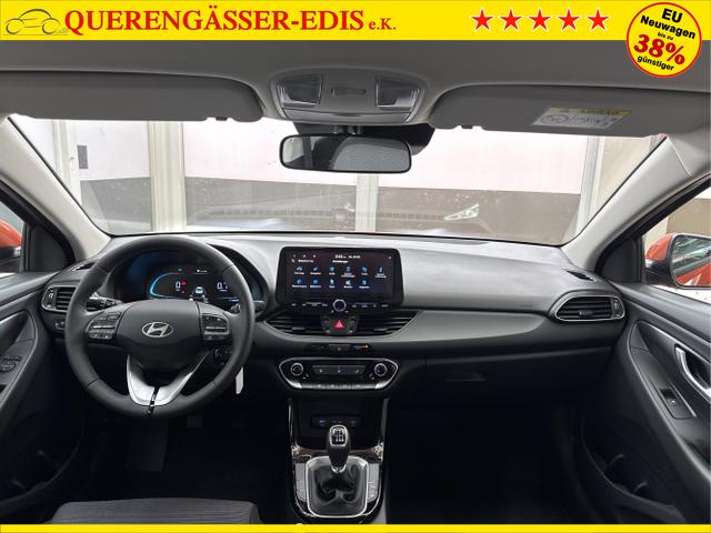 Hyundai / i30 / Orange / / / NAVI RFK LED PDC v+h