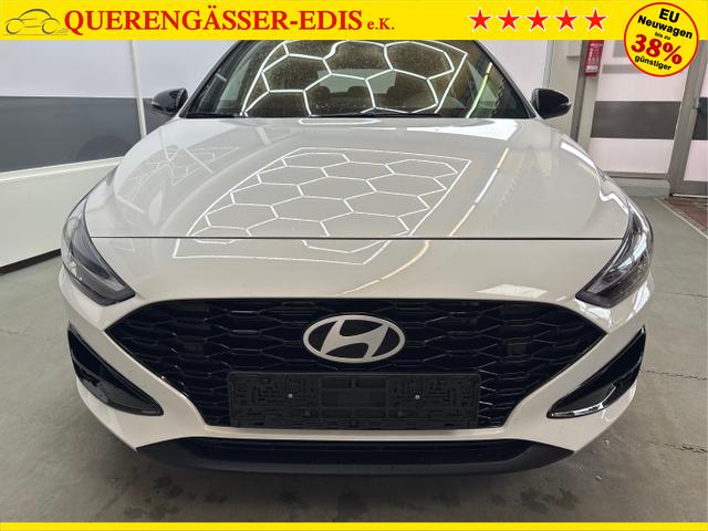 Hyundai / i30 / Weiß / / / SHZ NAVI KLIMAAUTOMATIK ALU SmartKey 